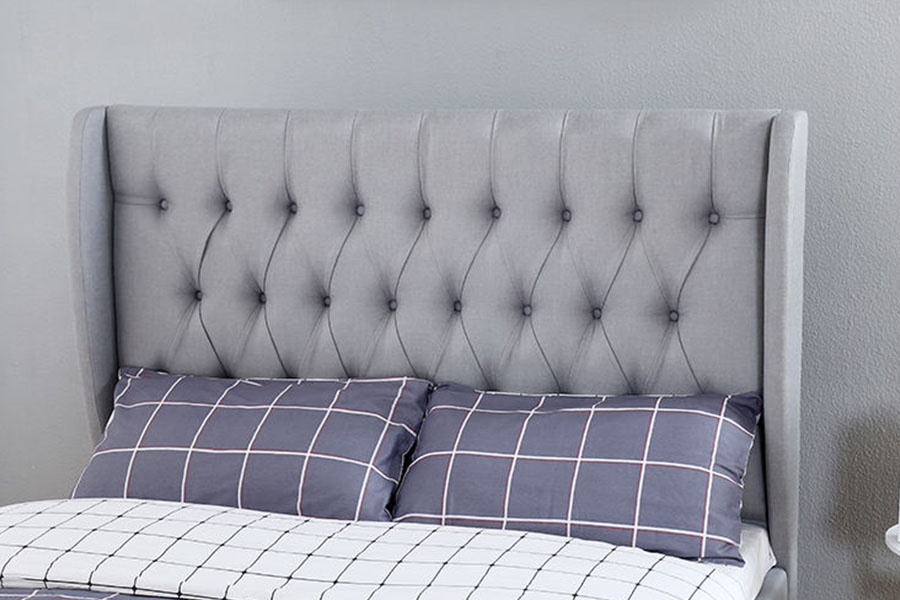 Cadre de lit avec rangement à tête haute et à oreilles, en tissu gris, avec boutons et détails, 1310G